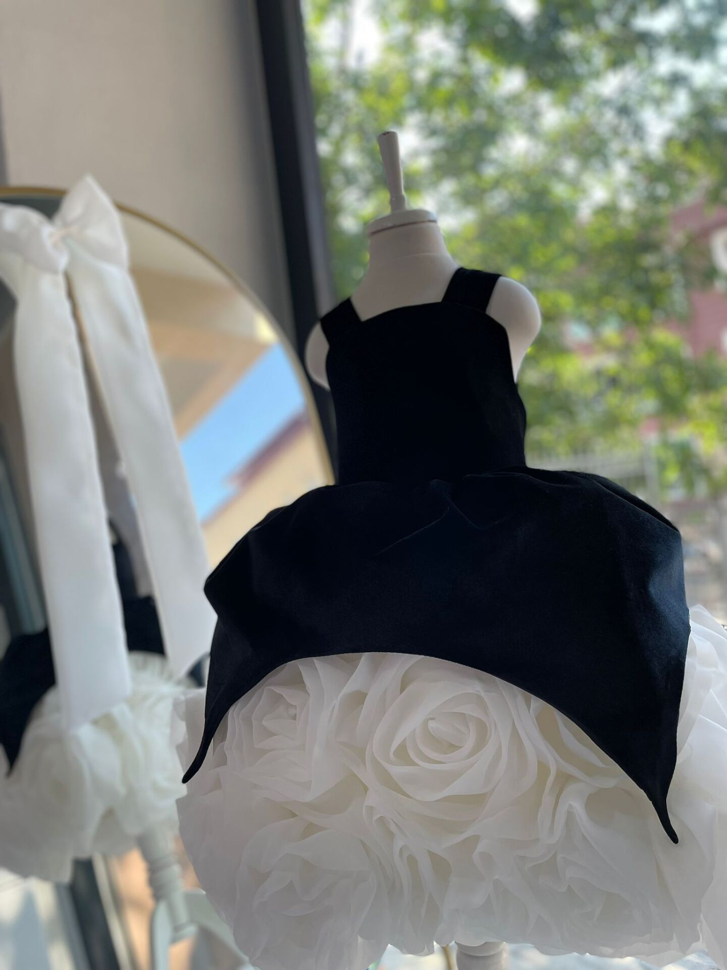 Siyah Beyaz  Kız Çocuk Eteği Gül Motifli Kabarık Özel Tasarım Davet Elbisesi