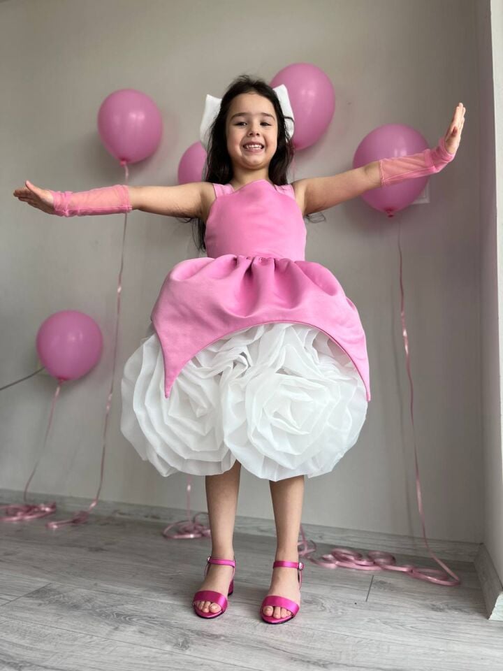 Pembe Saten Eteği Beyaz Gül Motifli Özel Tasarım Kız Çocuk Abiye Doğum Günü Elbisesi + Eldiven+Toka