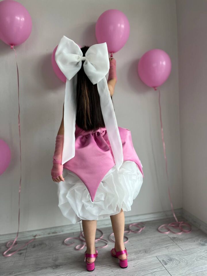 Pembe Saten Eteği Beyaz Gül Motifli Özel Tasarım Kız Çocuk Abiye Doğum Günü Elbisesi + Eldiven+Toka