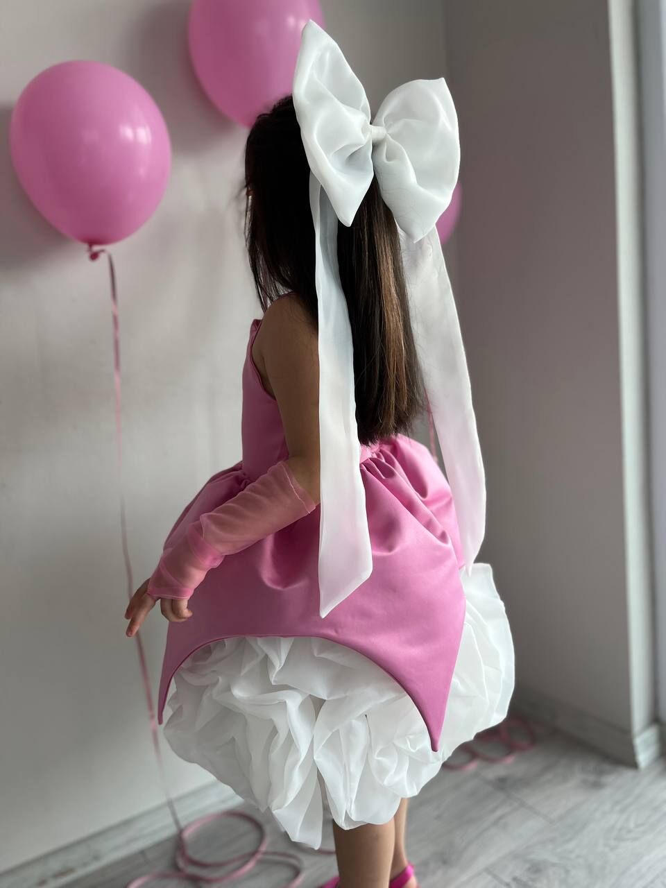 Pembe Saten Eteği Beyaz Gül Motifli Özel Tasarım Kız Çocuk Abiye Doğum Günü Elbisesi + Eldiven+Toka