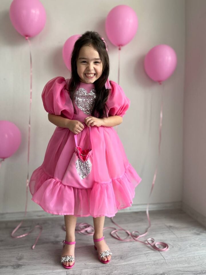 Kız Çocuk Pembe Kalp ve Fırfır Detaylı Karolin Prenses Doğum Günü Abiye Elbise + Çanta+ Toka