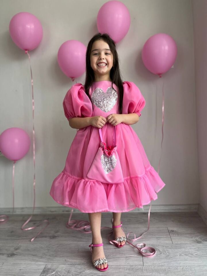 Kız Çocuk Pembe Kalp ve Fırfır Detaylı Karolin Prenses Doğum Günü Abiye Elbise + Çanta+ Toka