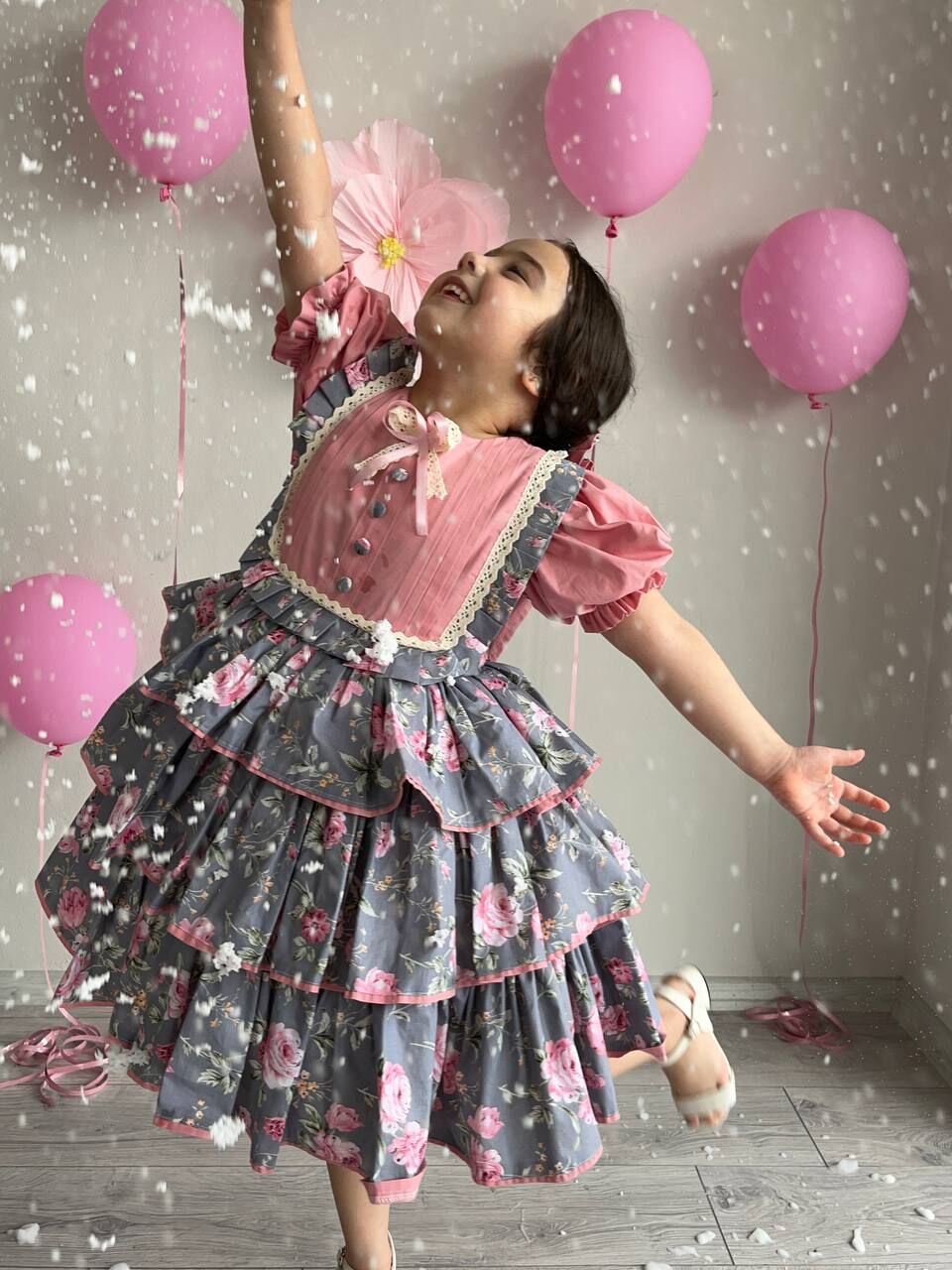 Pembe Gri Çiçekli Kız Çocuk Vintage Eteği Katlı Natural Ham Pamuk Doğum Günü Cosplay Elbise + Toka