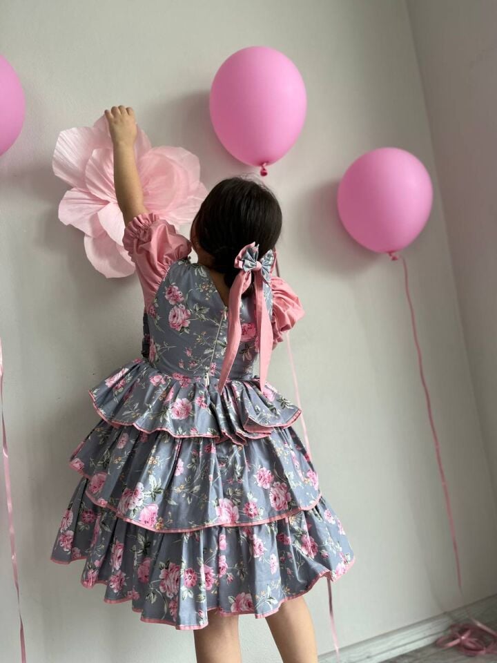 Pembe Gri Çiçekli Kız Çocuk Vintage Eteği Katlı Natural Ham Pamuk Doğum Günü Cosplay Elbise + Toka