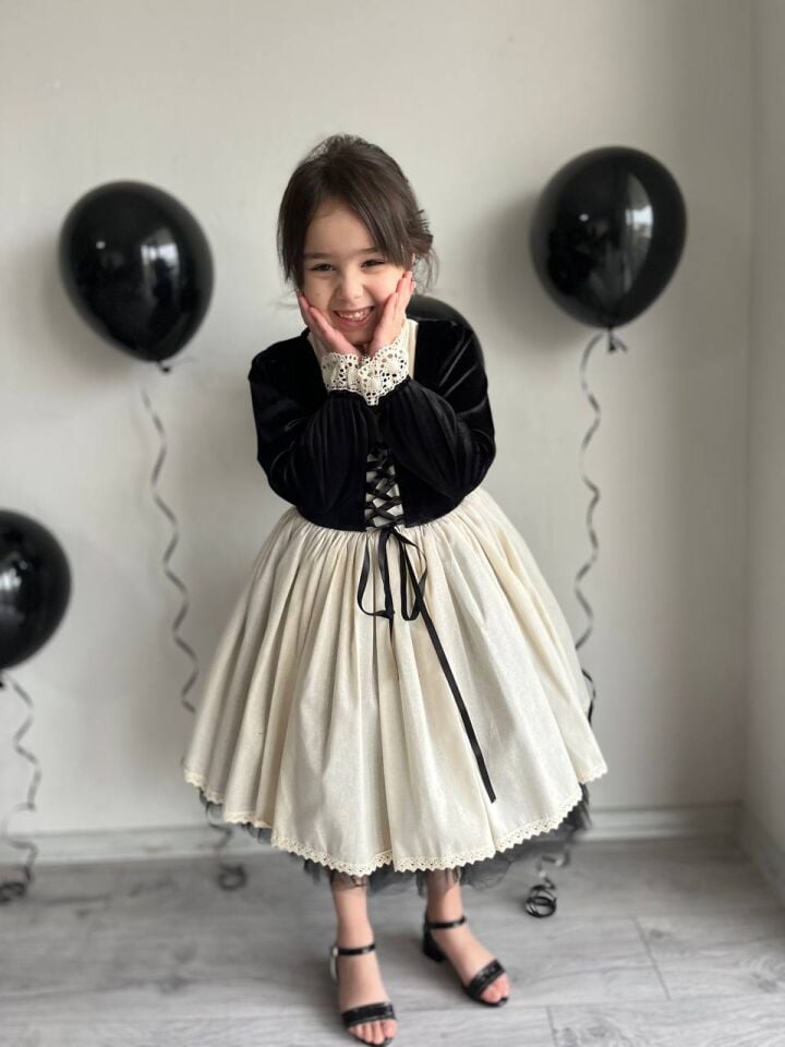 Kız Çocuk Premium Deluxe Siyah Kadife Bağcıklı Yelek Detaylı Özel Gün Cosplay Elbisesi + Toka
