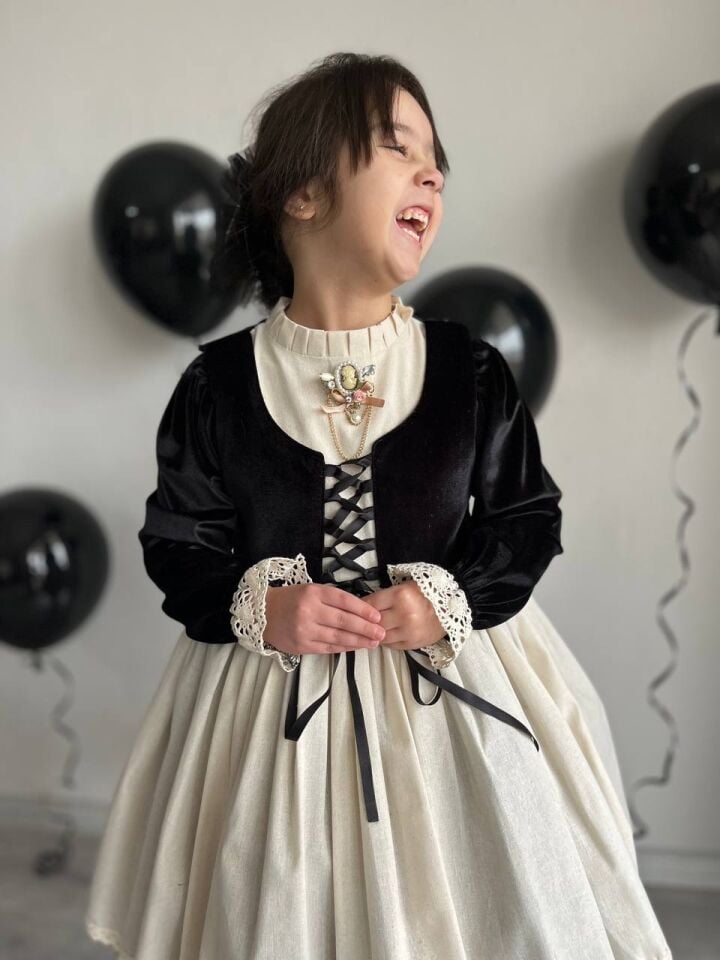 Kız Çocuk Premium Deluxe Siyah Kadife Bağcıklı Yelek Detaylı Özel Gün Cosplay Elbisesi + Toka