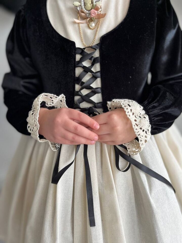 Kız Çocuk Premium Deluxe Siyah Kadife Bağcıklı Yelek Detaylı Özel Gün Cosplay Elbisesi + Toka