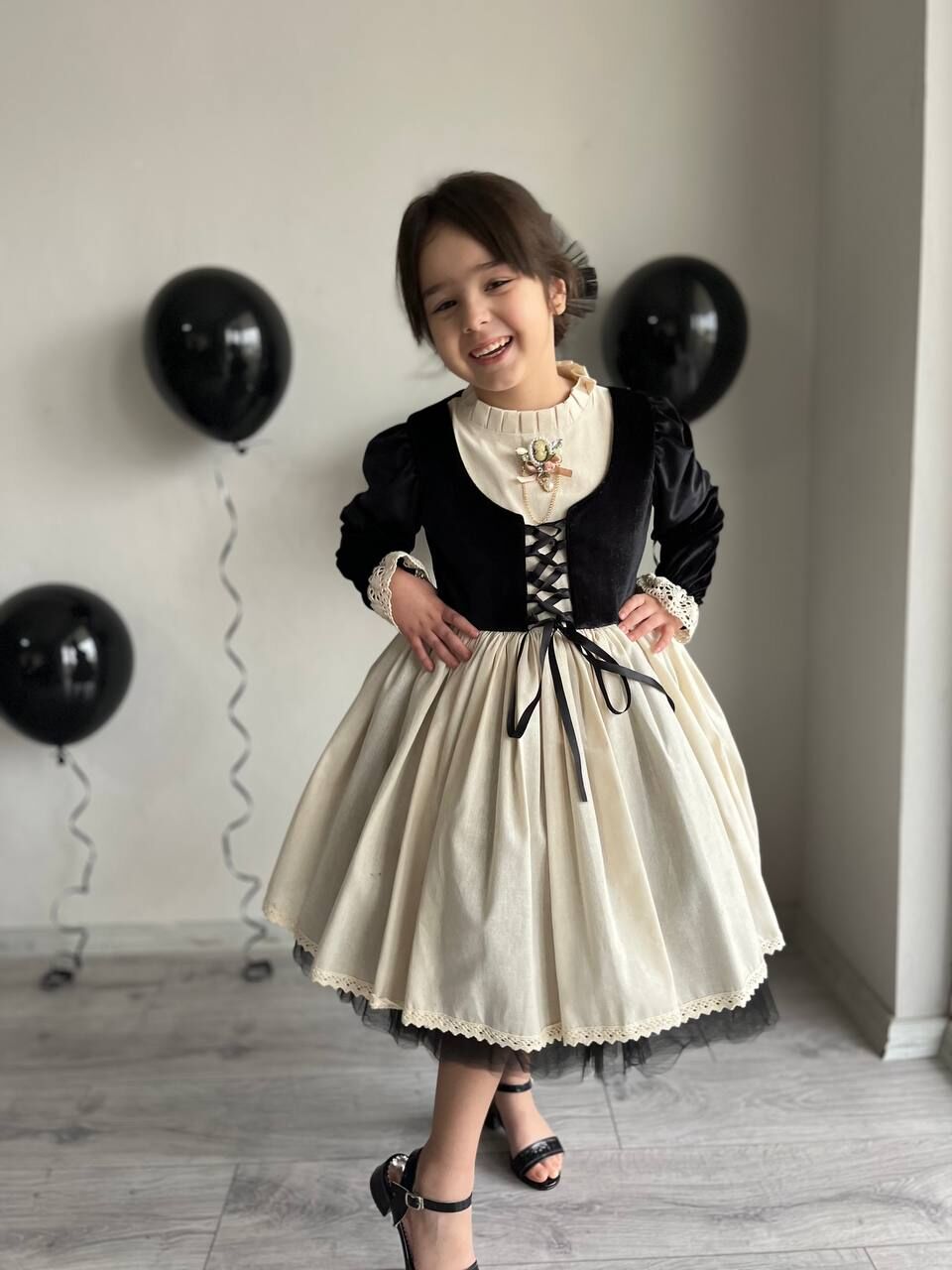 Kız Çocuk Premium Deluxe Siyah Kadife Bağcıklı Yelek Detaylı Özel Gün Cosplay Elbisesi + Toka