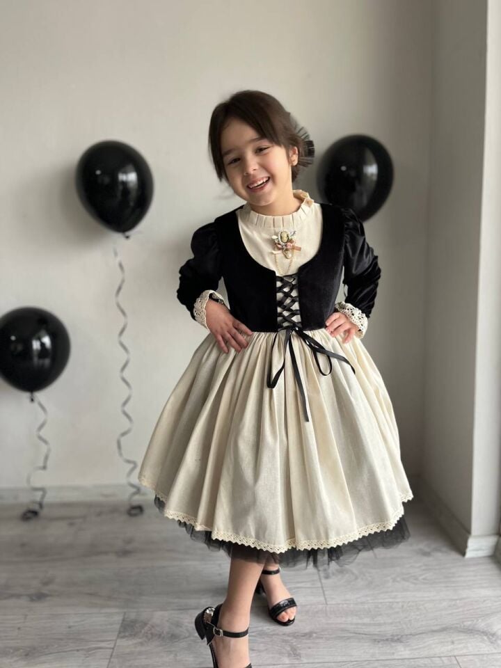 Kız Çocuk Premium Deluxe Siyah Kadife Bağcıklı Yelek Detaylı Özel Gün Cosplay Elbisesi + Toka