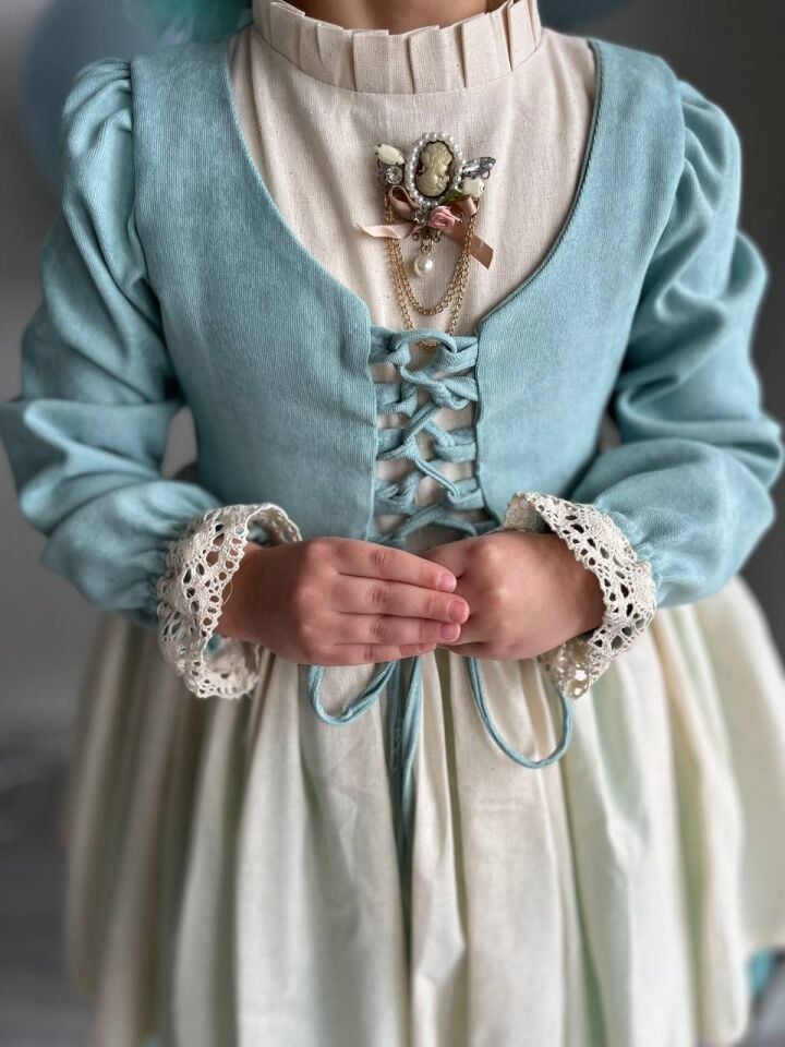 Kız Çocuk Premium Deluxe Su Yeşili Bağcıklı Yelek Detaylı Özel Gün Cosplay Elbisesi + Toka